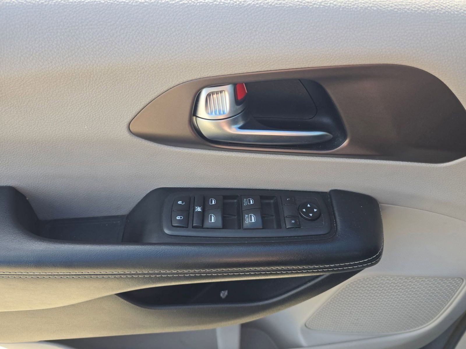 Used 2020 Chrysler Voyager Lxi image 18