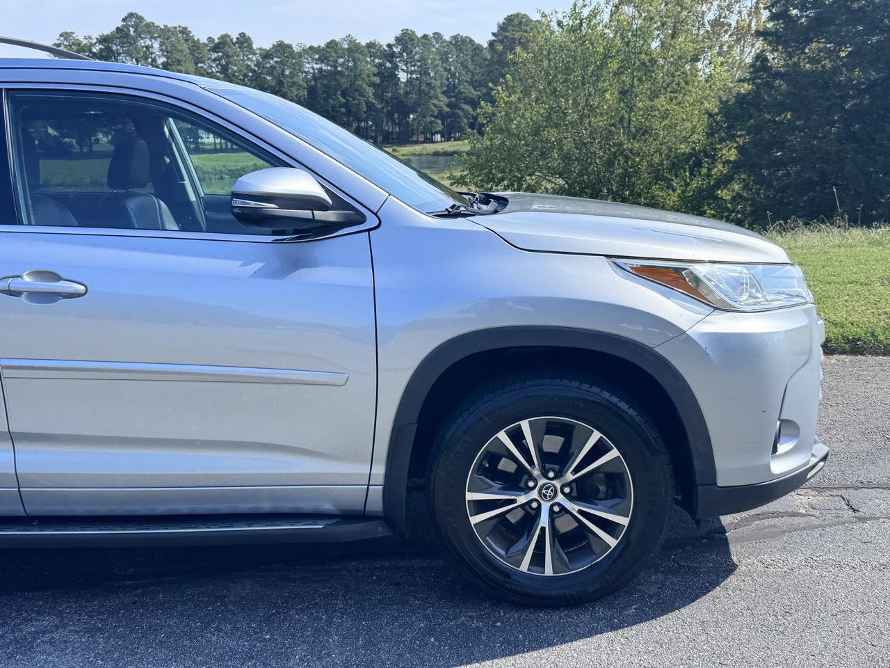 Used 2018 Toyota Highlander XLE AWD/4WD image 19