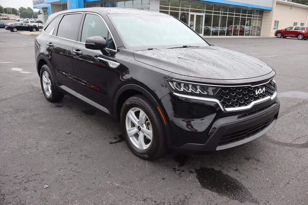 Used 2022 Kia Sorento LX image 2