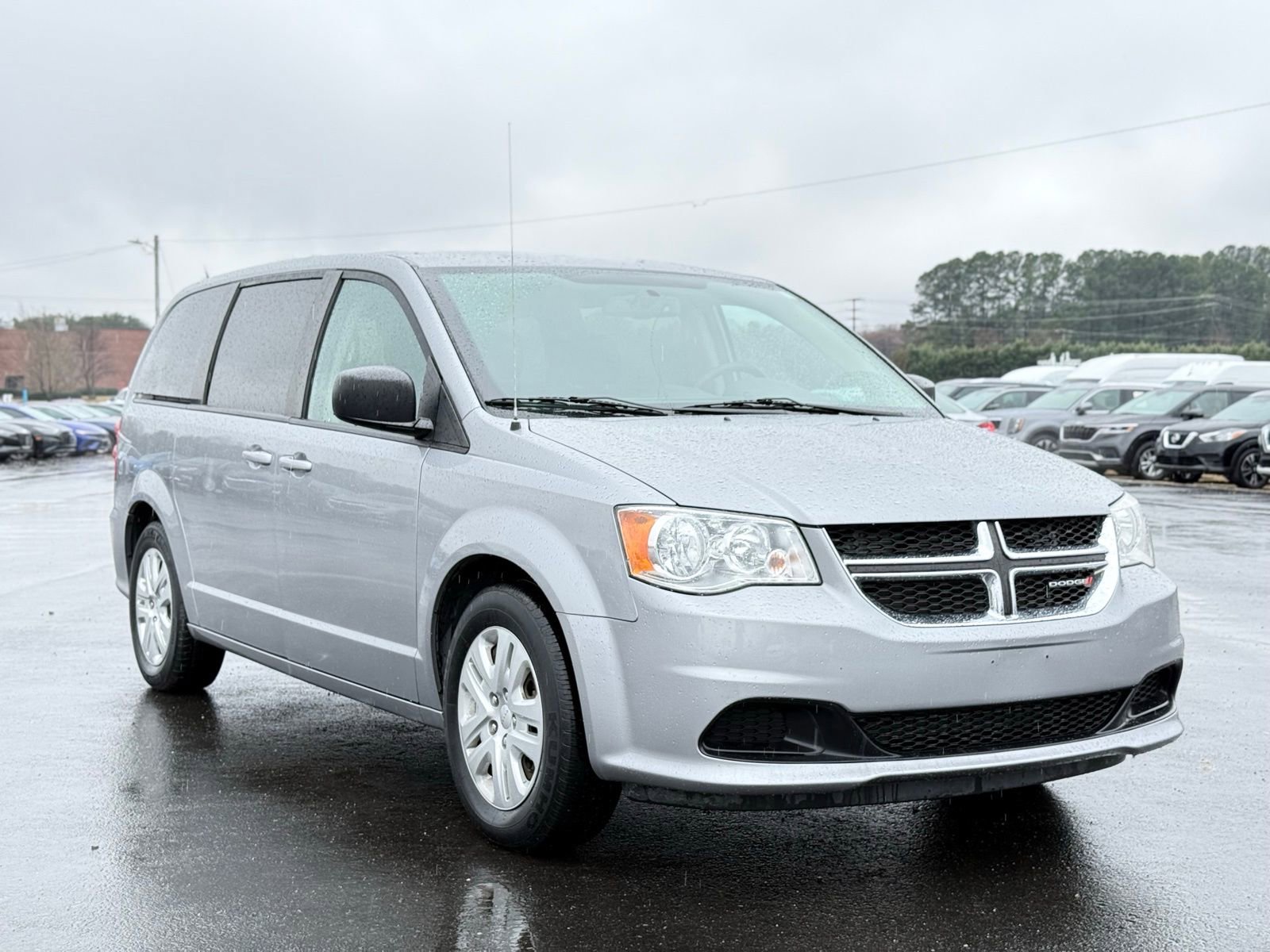 Used 2018 Dodge Grand Caravan SE w/ UConnect Hands-Free Group image 5