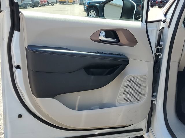Used 2023 Chrysler Voyager LX FWD image 10