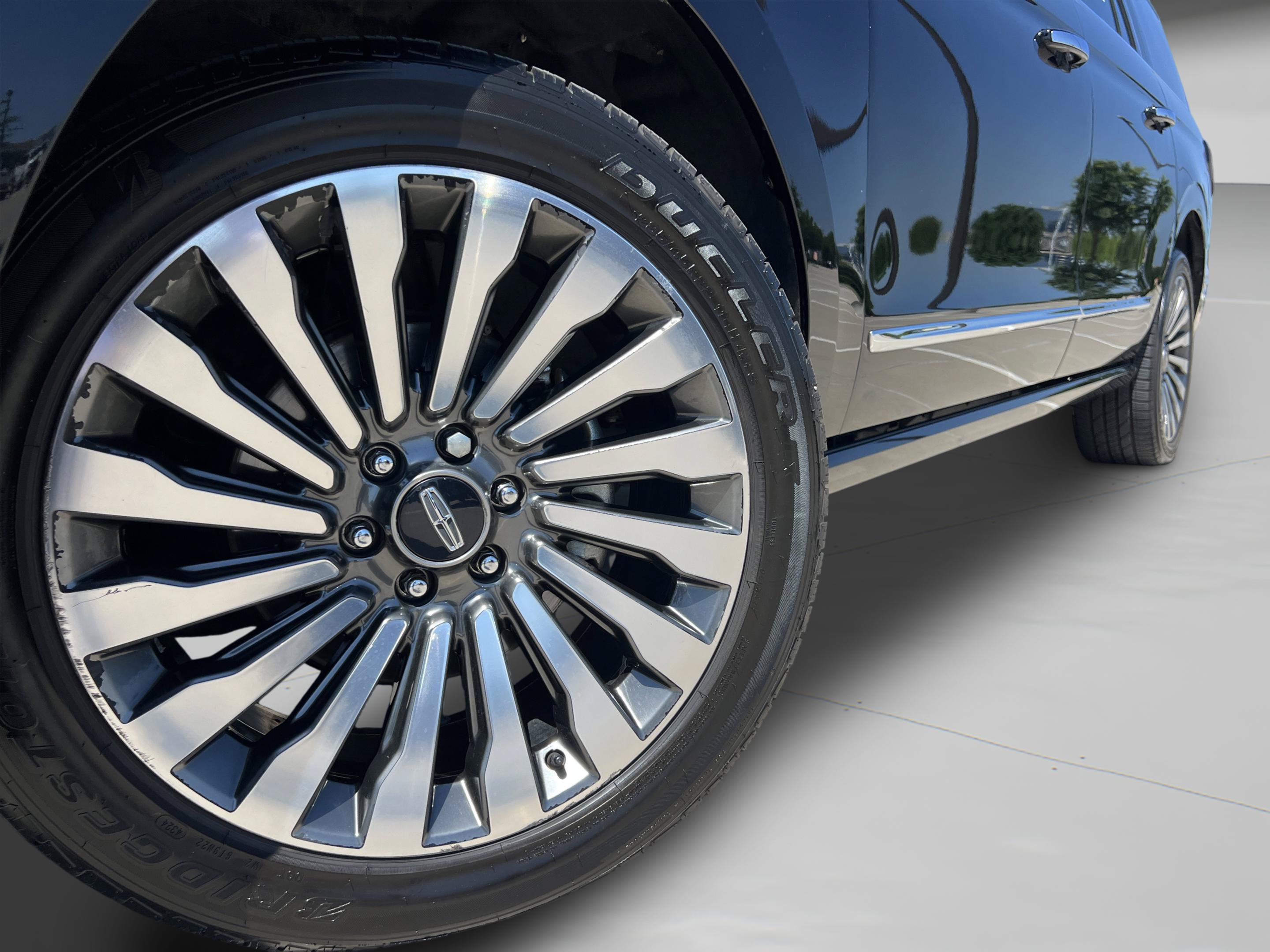 Used 2018 Lincoln Navigator L Reserve w/ Technology Package AWD/4WD image 35