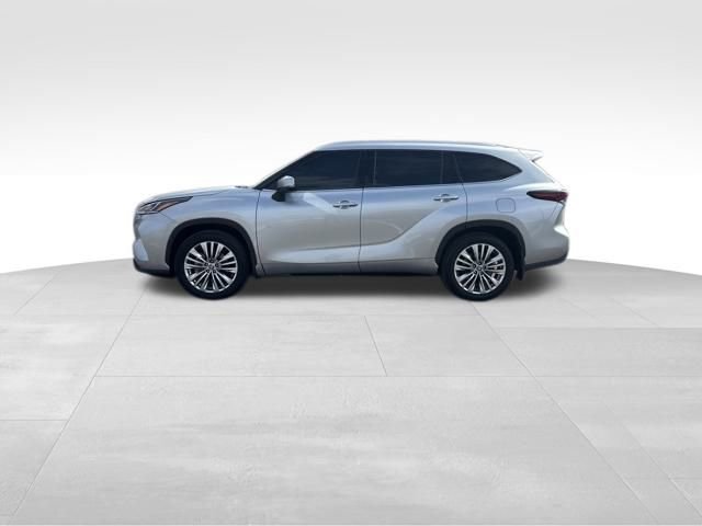Used 2025 Toyota Highlander Platinum image 2