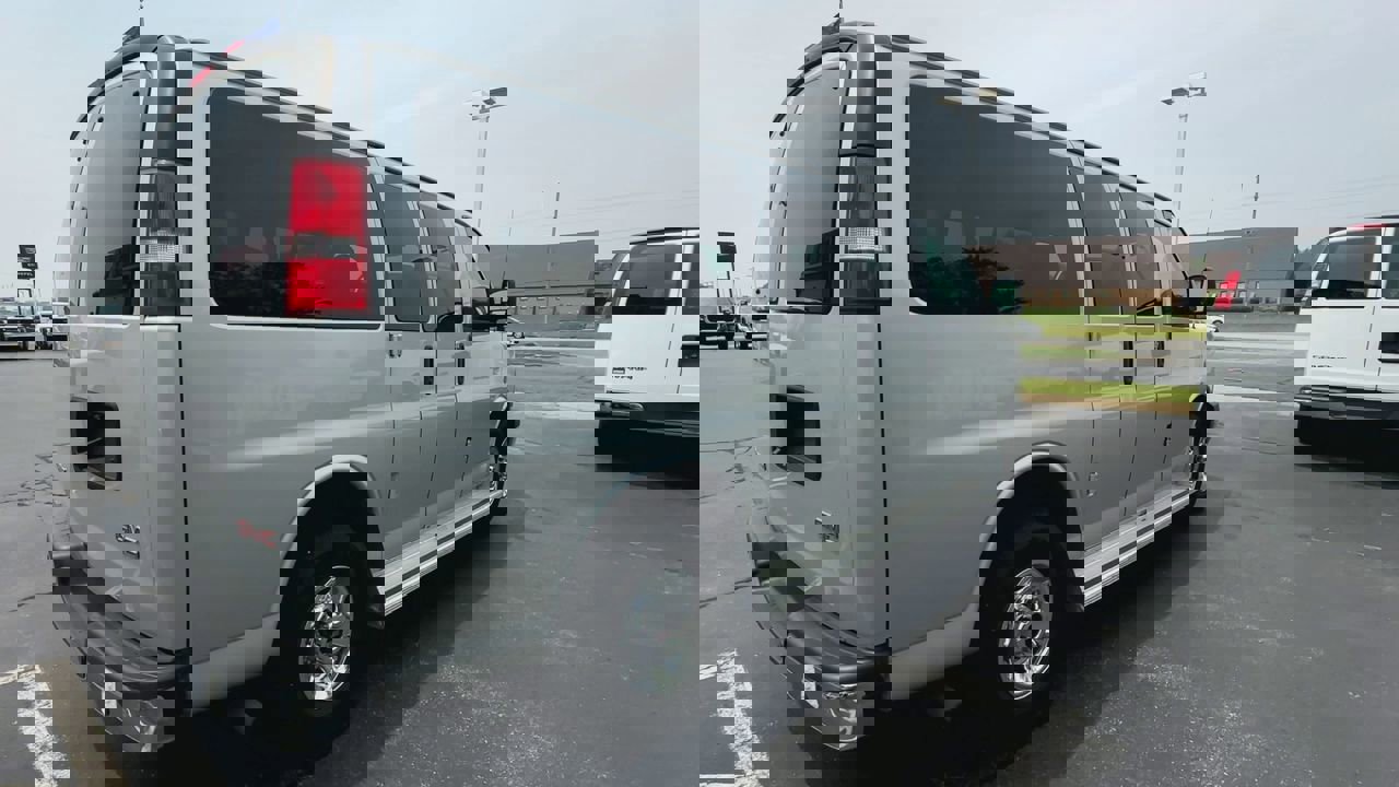 Used 2017 GMC Savana 2500 LT w/ LT Preferred Equipment Group image 8