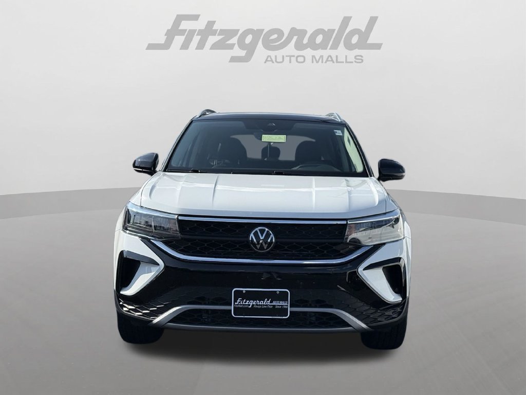 Used 2024 Volkswagen Taos SE AWD/4WD image 2