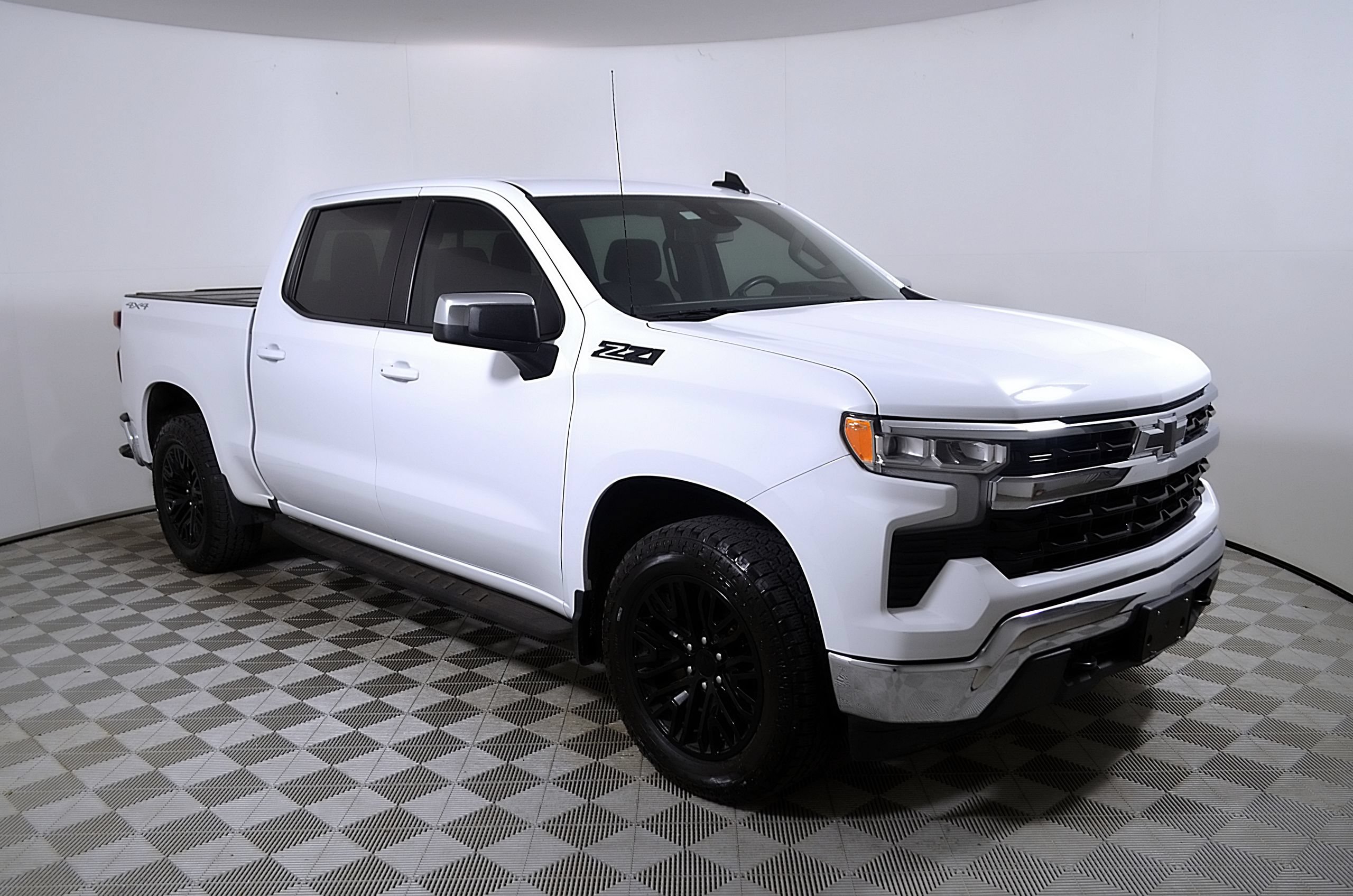Used 2024 Chevrolet Silverado 1500 LT w/ Z71 Off-Road Package AWD/4WD image 6