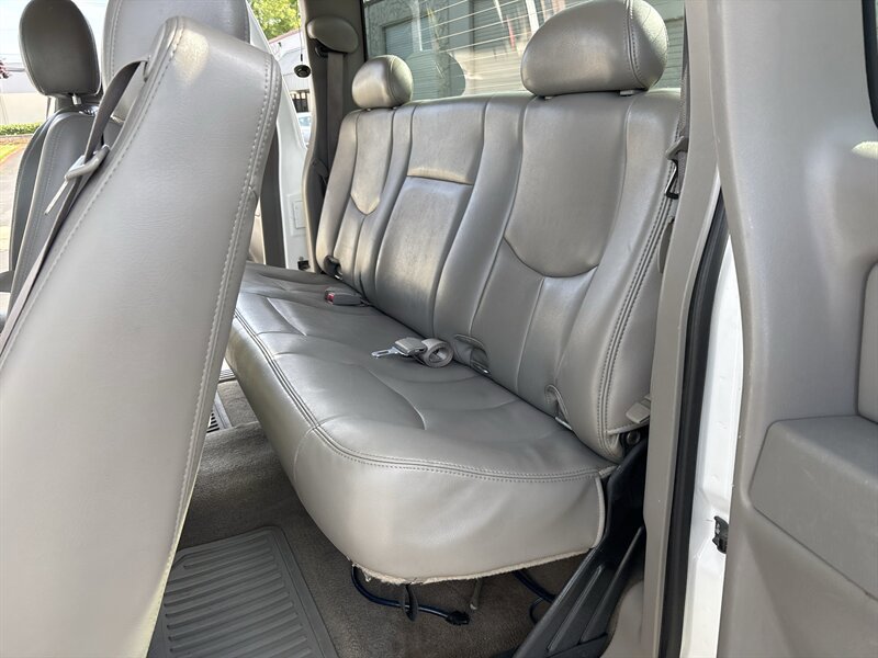 Used 2005 GMC Sierra 2500 SLE w/ Skid Plate Package AWD/4WD image 29
