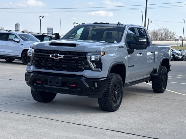 Used 2025 Chevrolet Silverado 2500 ZR2 w/ Technology Package image 13