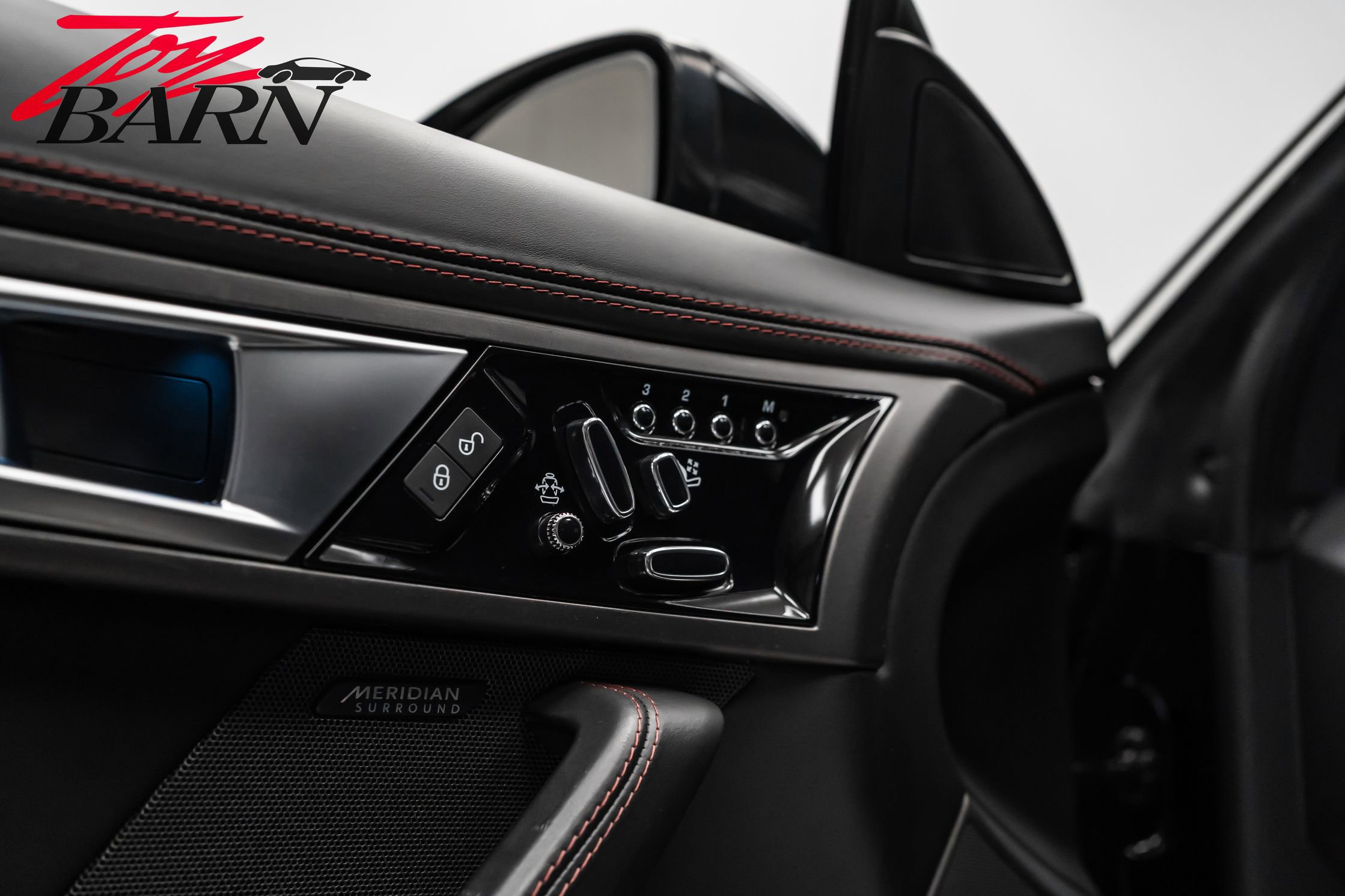 Used 2016 Jaguar F-TYPE R image 23