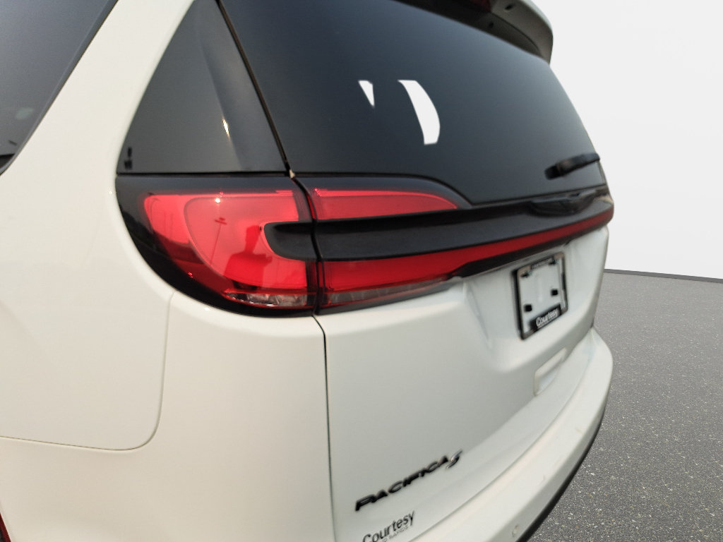 Certified 2023 Chrysler Pacifica Touring-L w/ Uconnect Theater Family Group AWD/4WD image 35