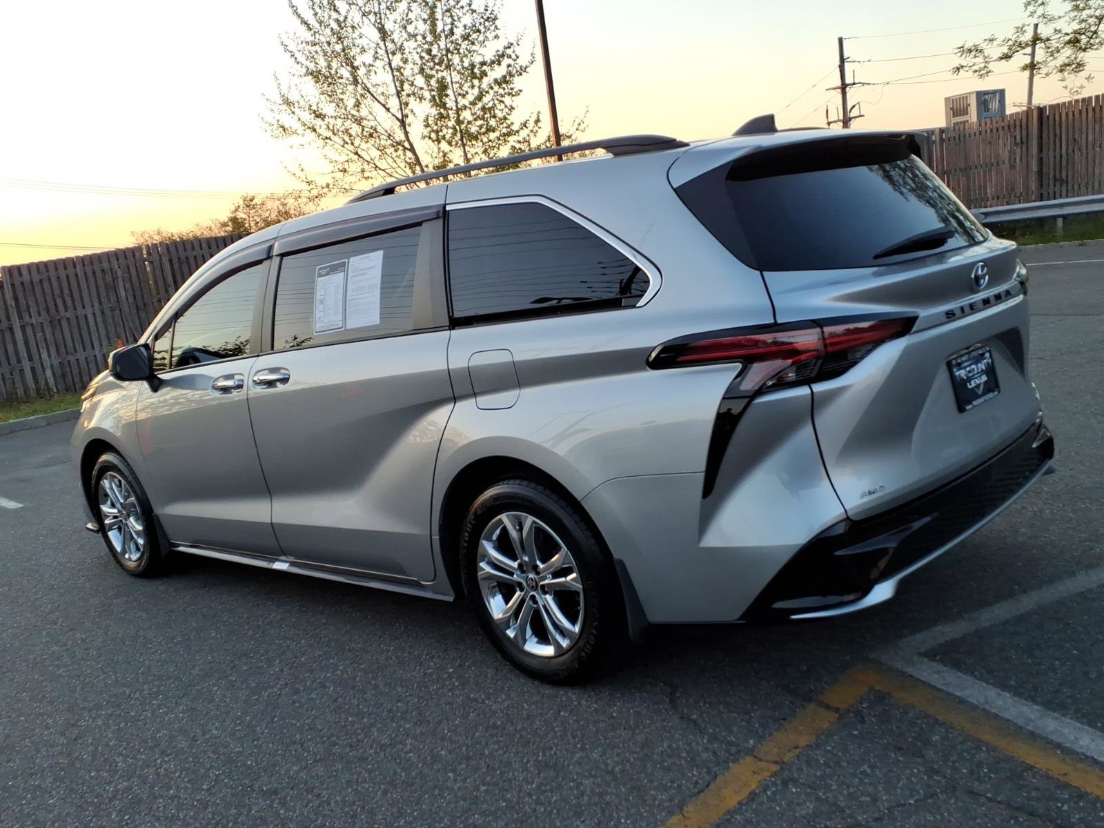 Used 2022 Toyota Sienna XSE w/ XSE Plus Package AWD/4WD image 6