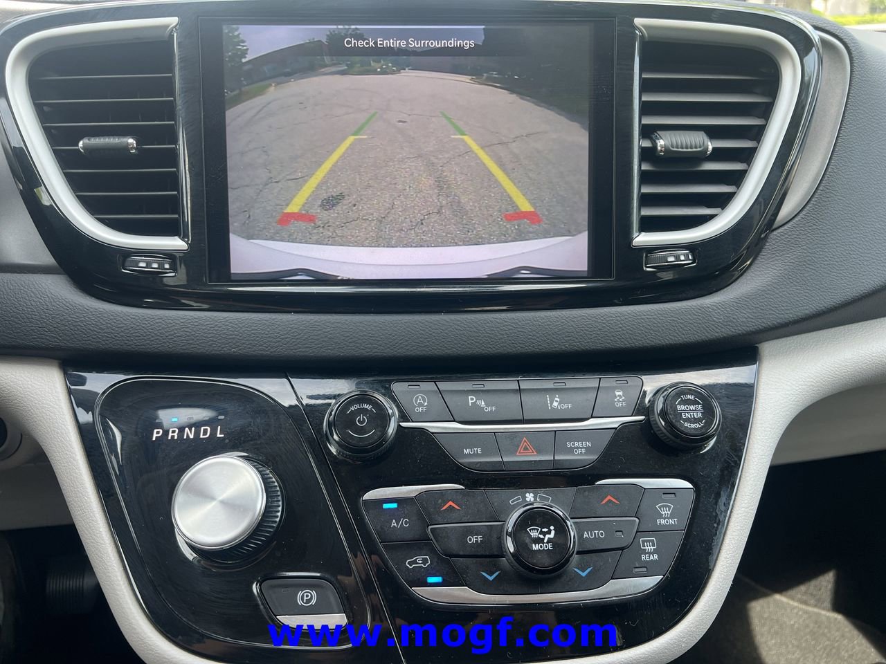 Used 2024 Chrysler Pacifica Touring-L FWD image 8