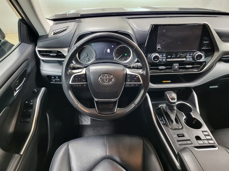 Used 2024 Toyota Highlander XLE AWD/4WD image 50
