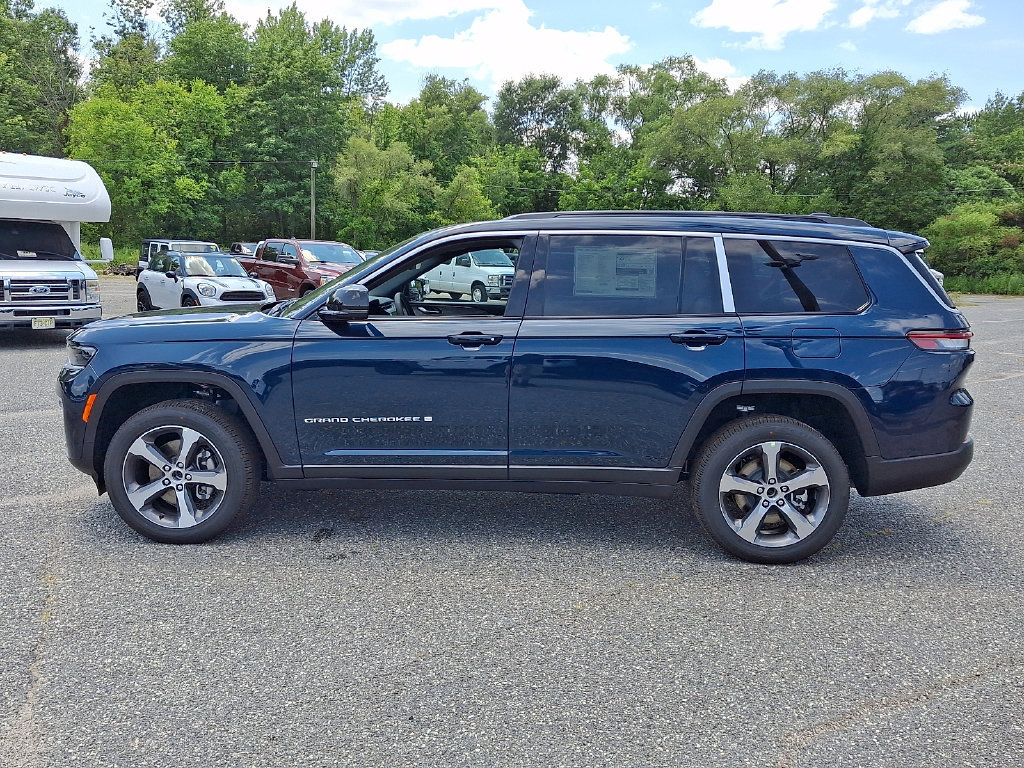 New 2026 Jeep Grand Cherokee L Limited w/ Luxury Tech Group II AWD/4WD image 5