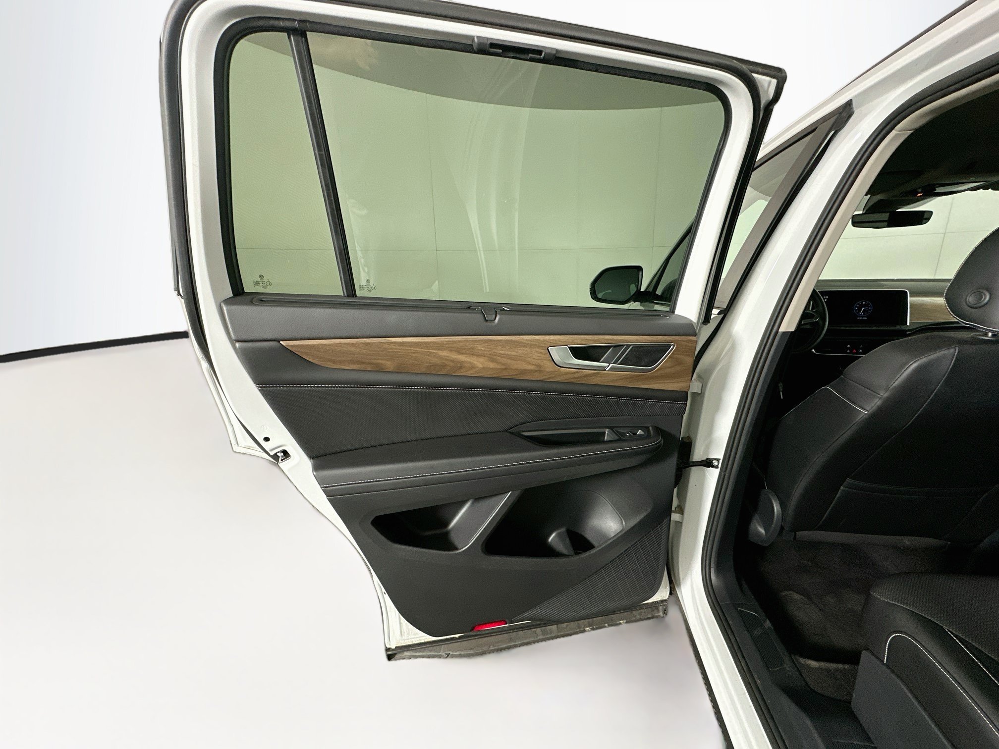 Used 2025 Volkswagen Atlas SE FWD image 25