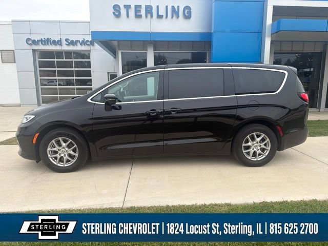 Used 2024 Chrysler Pacifica Touring-L FWD image 2