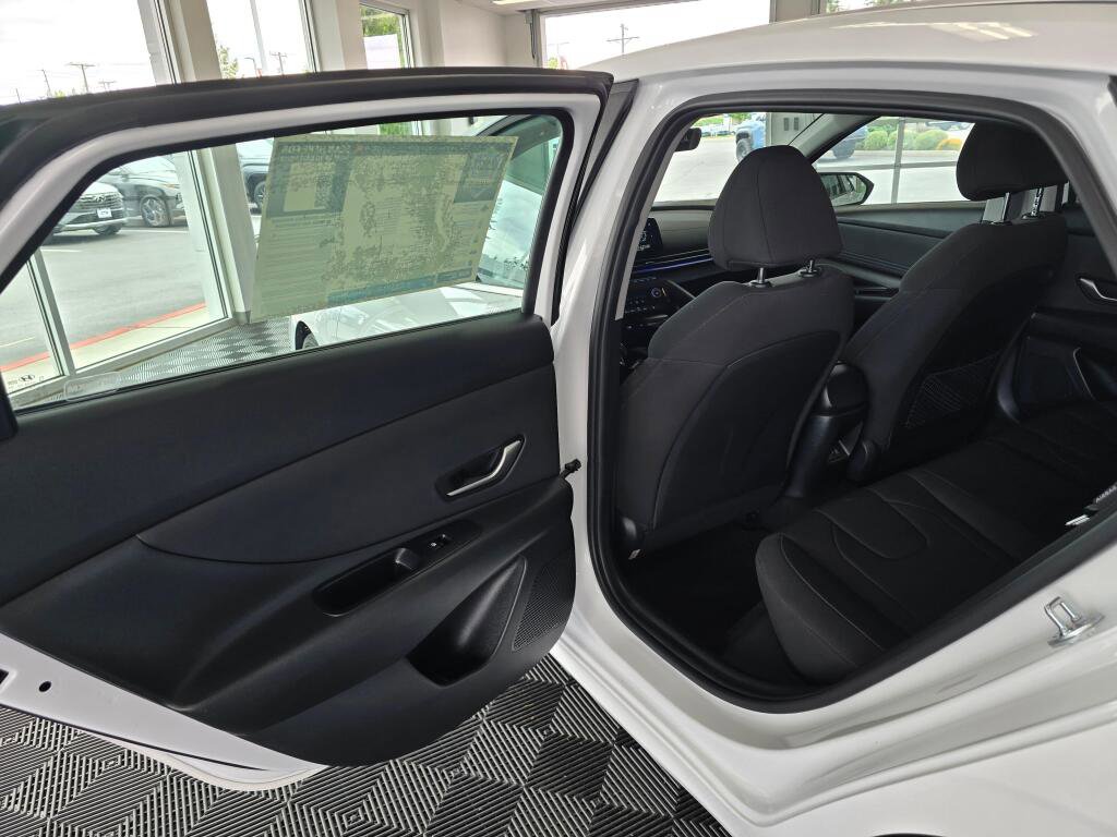 Used 2025 Hyundai Elantra SEL FWD image 36