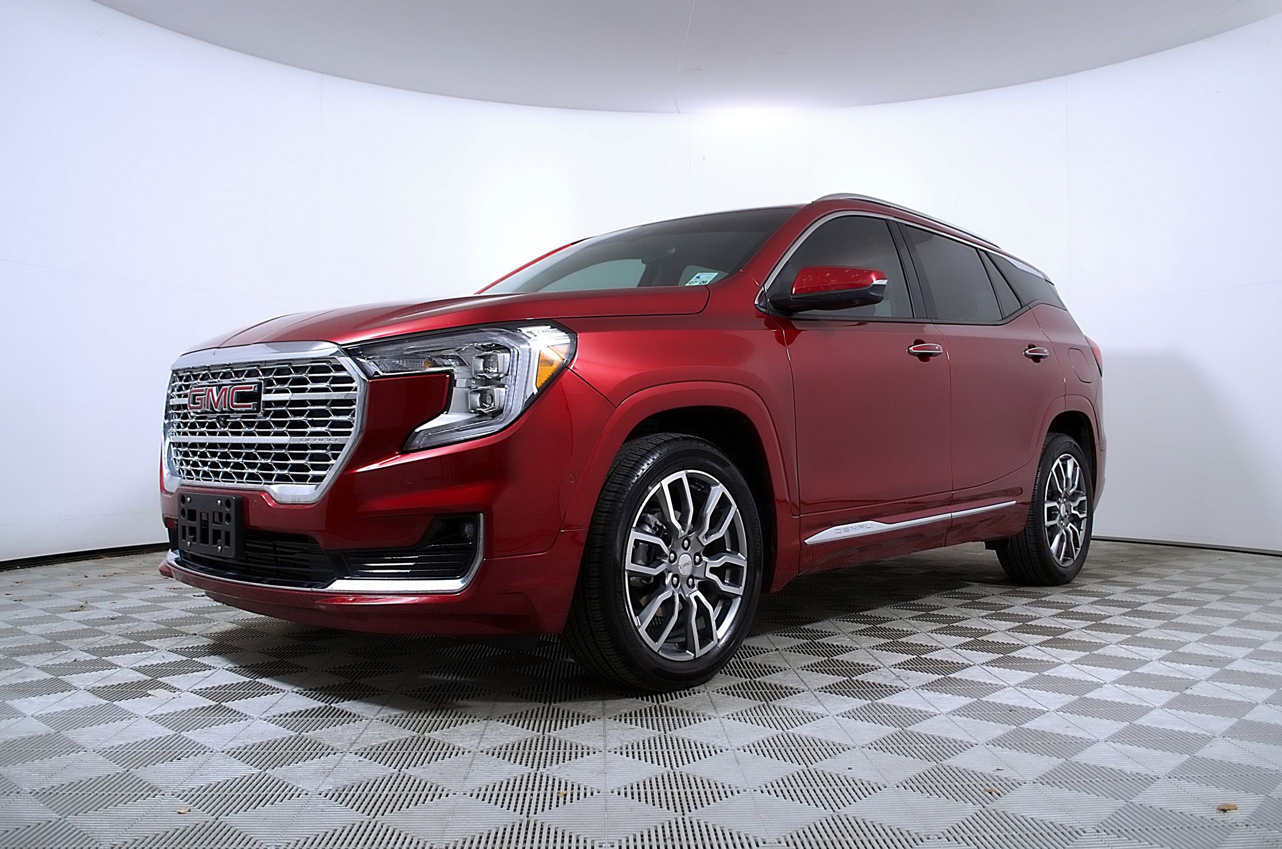 Used 2024 GMC Terrain Denali w/ Denali Premium Package AWD/4WD image 2