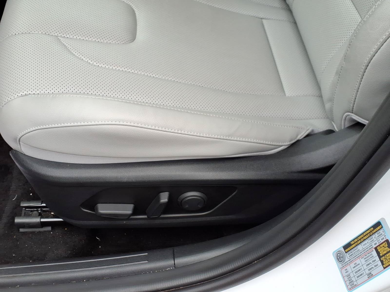New 2025 Hyundai Elantra Limited FWD image 13