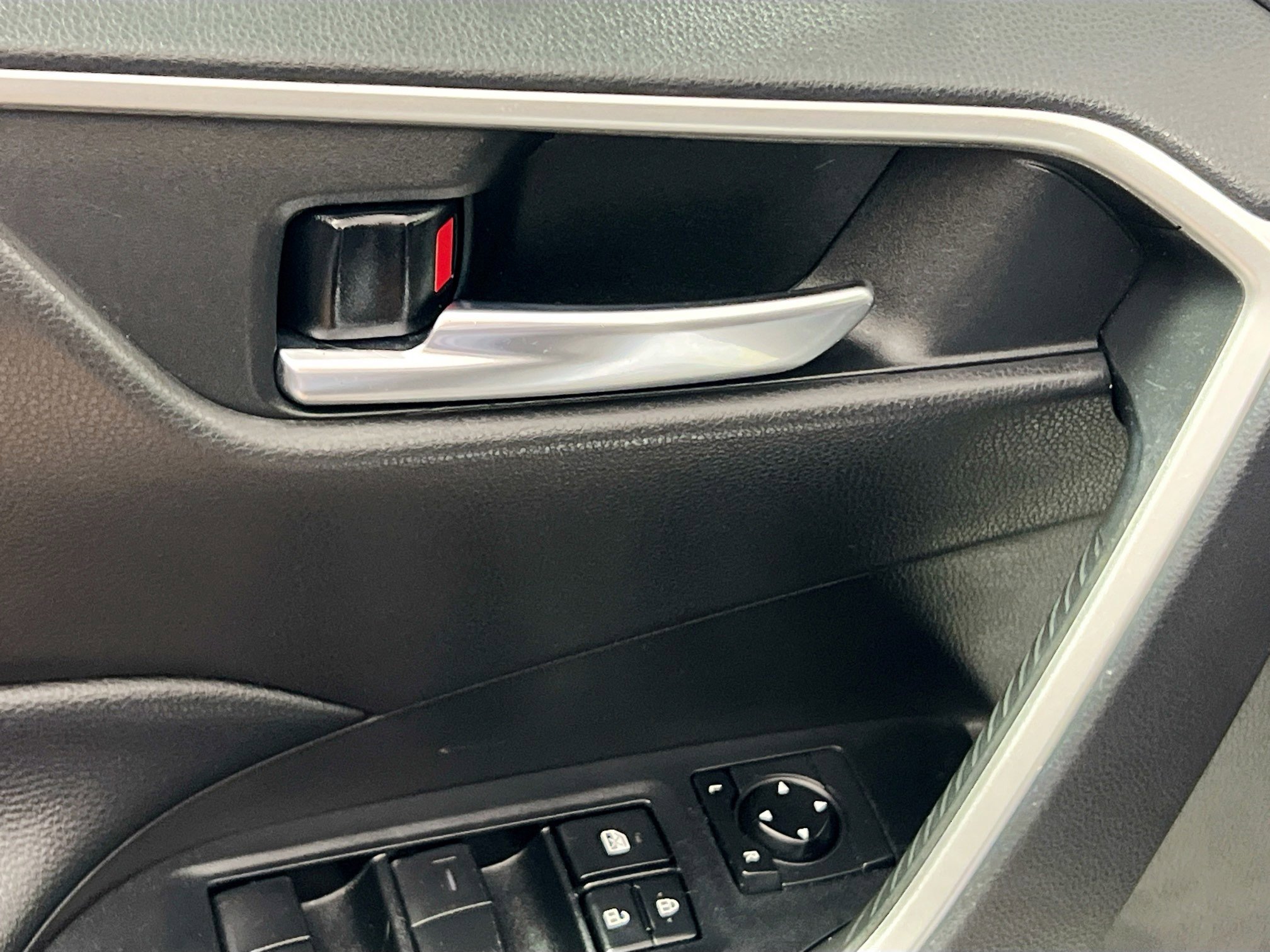 Used 2021 Toyota RAV4 XLE w/ Convenience Package FWD image 16