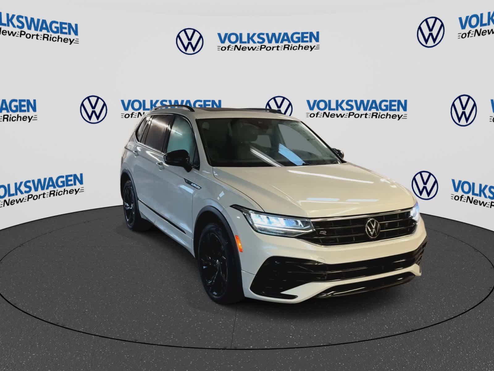 Used 2024 Volkswagen Tiguan SE R-Line FWD image 2