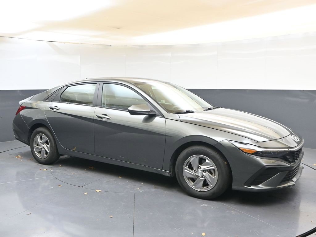 Certified 2025 Hyundai Elantra SE image 7