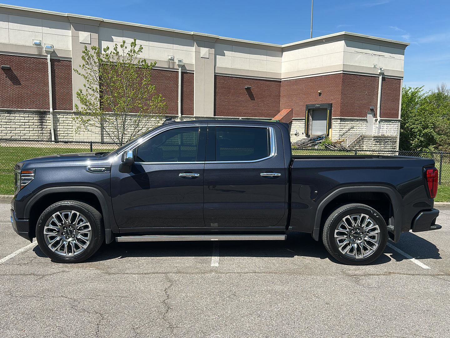 Used 2023 GMC Sierra 1500 Denali Ultimate image 2