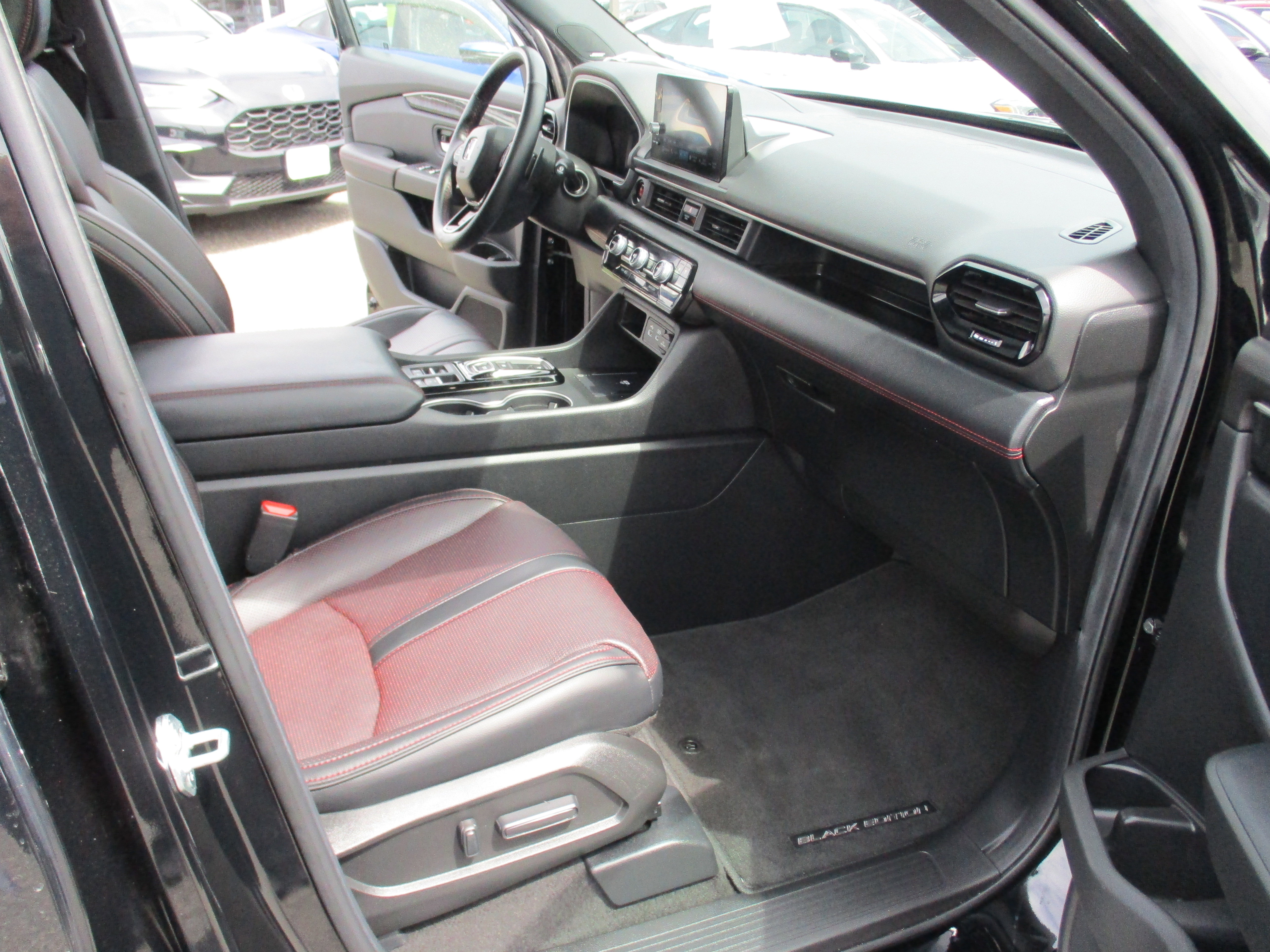 Certified 2025 Honda Pilot Black Edition image 15