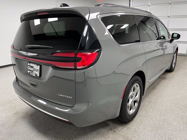 Used 2023 Chrysler Pacifica Limited FWD image 9