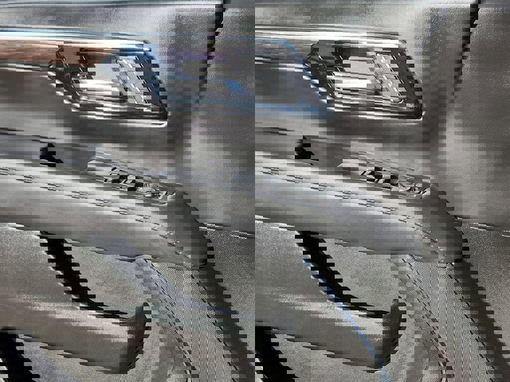 Used 2025 Chevrolet Suburban Z71 image 21