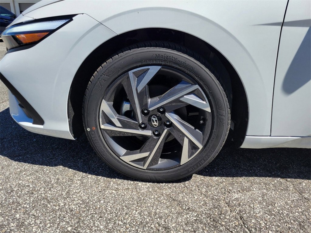 Used 2025 Hyundai Elantra Sport image 4