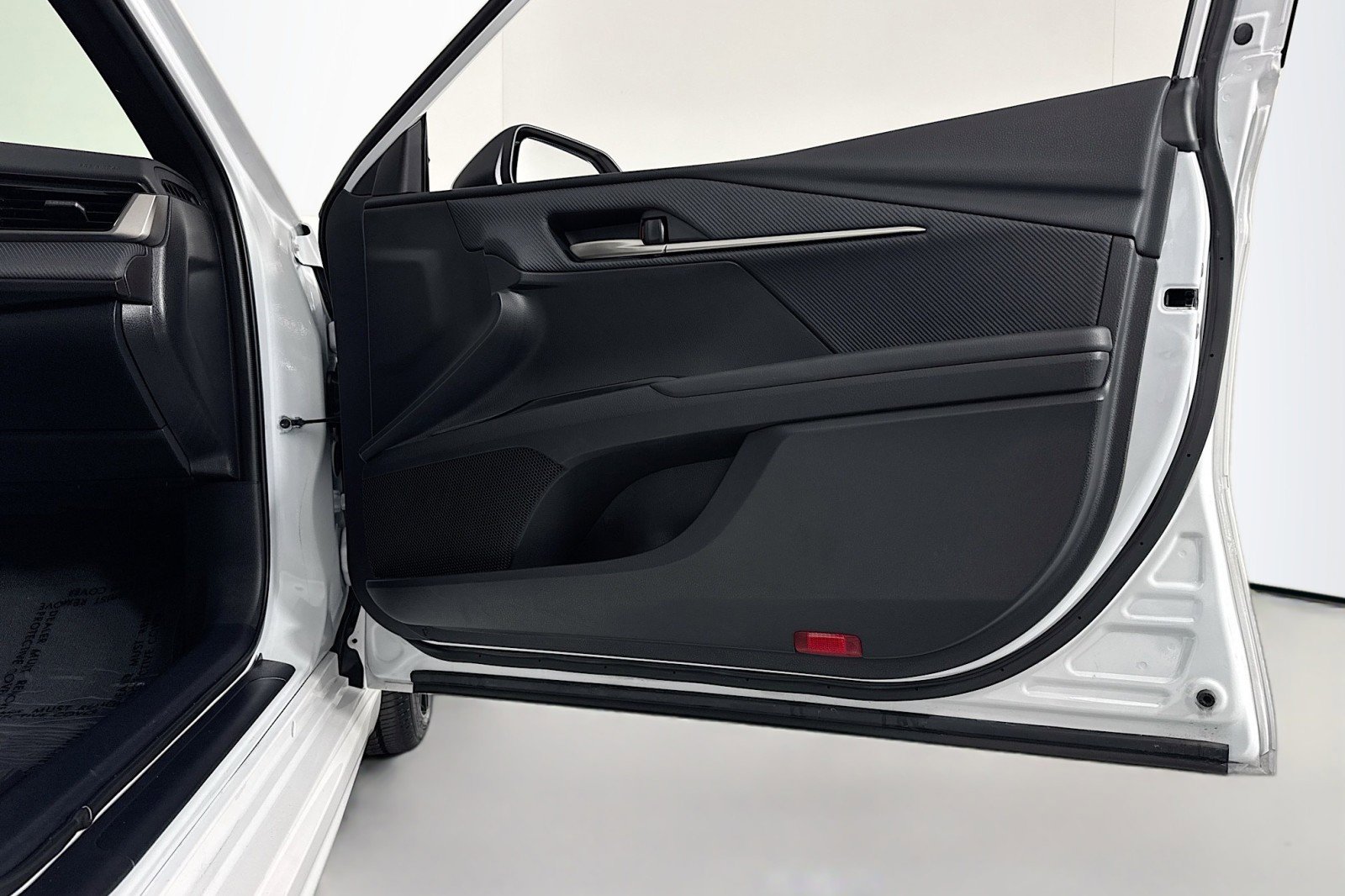 Used 2025 Toyota Camry SE w/ Convenience Package image 22