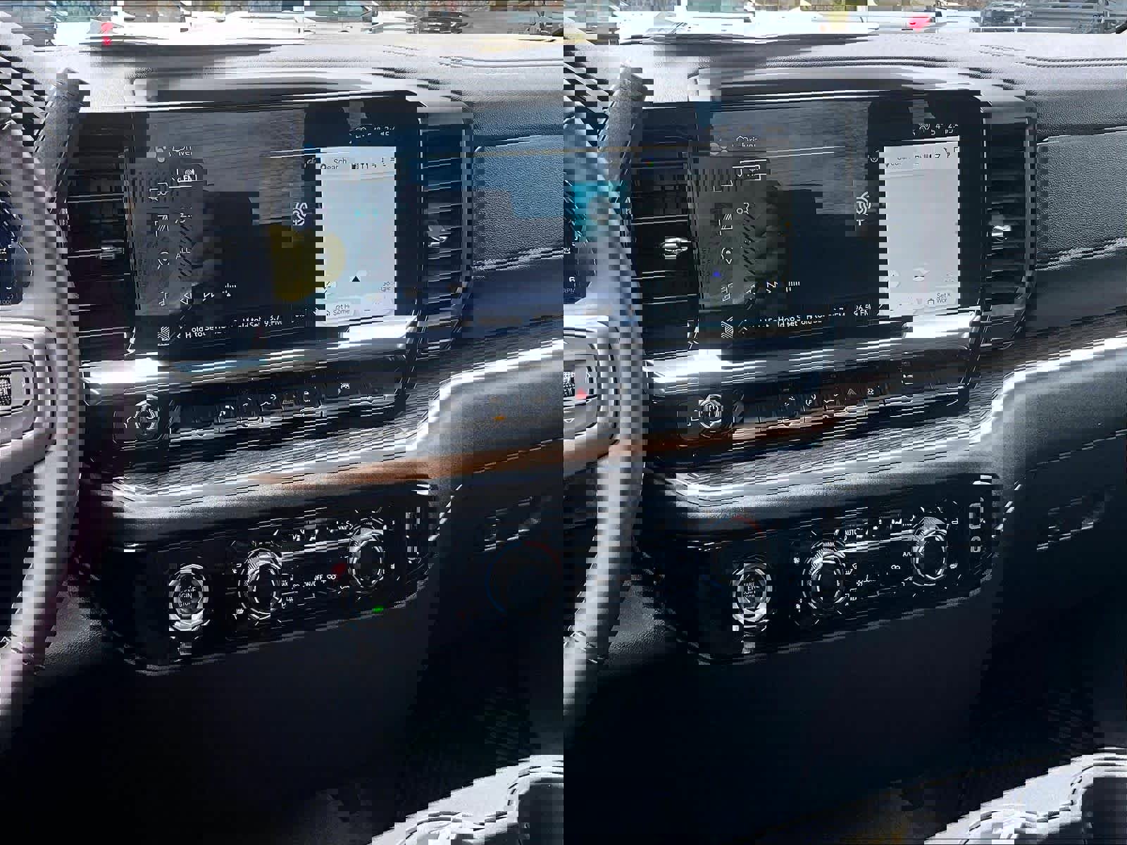 Used 2024 Chevrolet Silverado 1500 LT AWD/4WD image 17