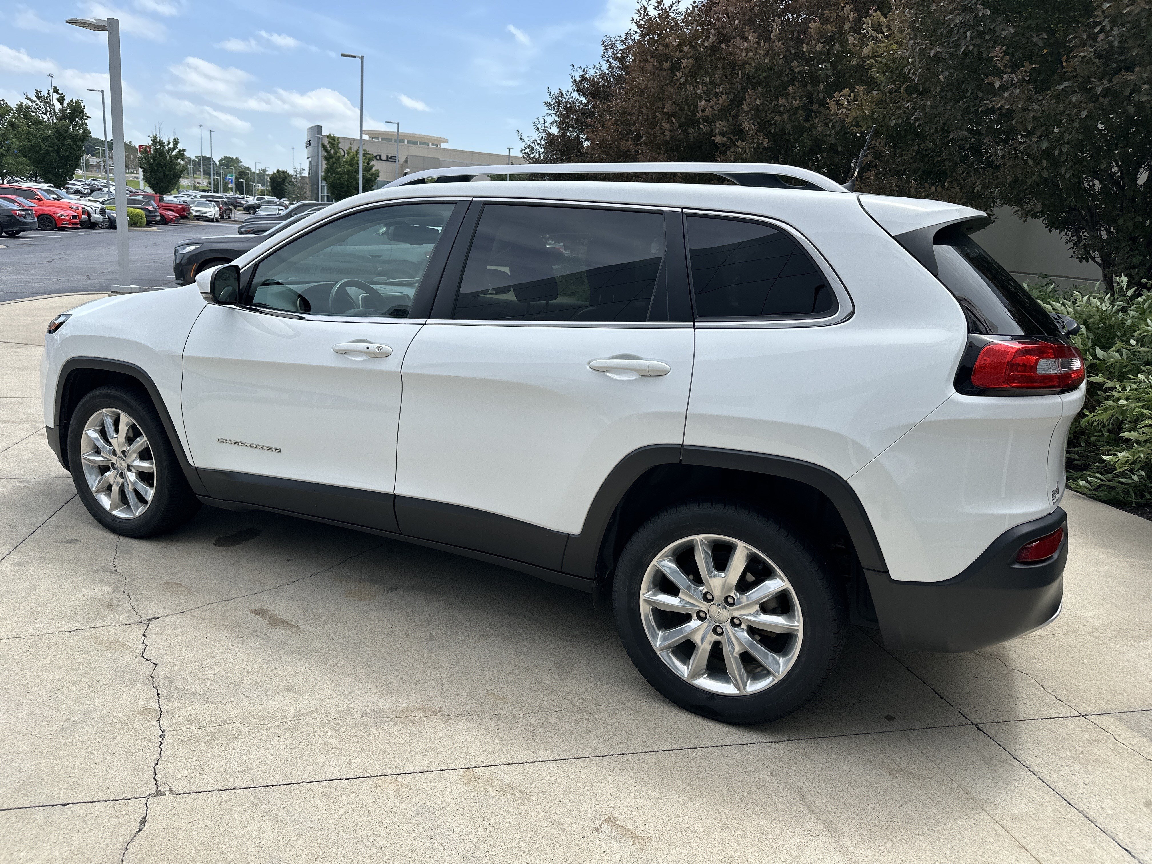 Used 2017 Jeep Cherokee Limited w/ Luxury Group FWD image 7