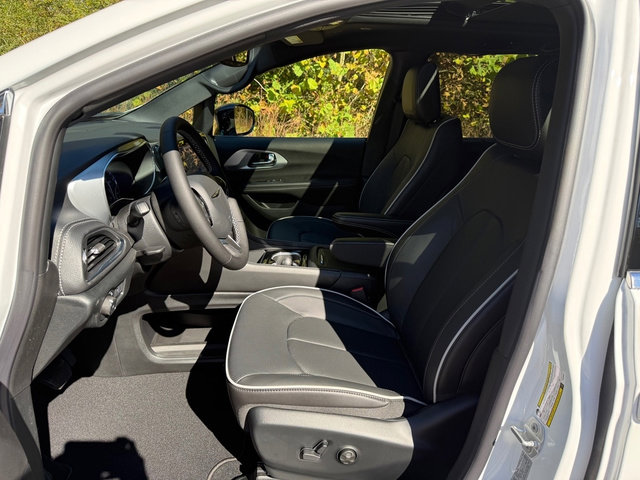 New 2026 Chrysler Pacifica Limited image 12