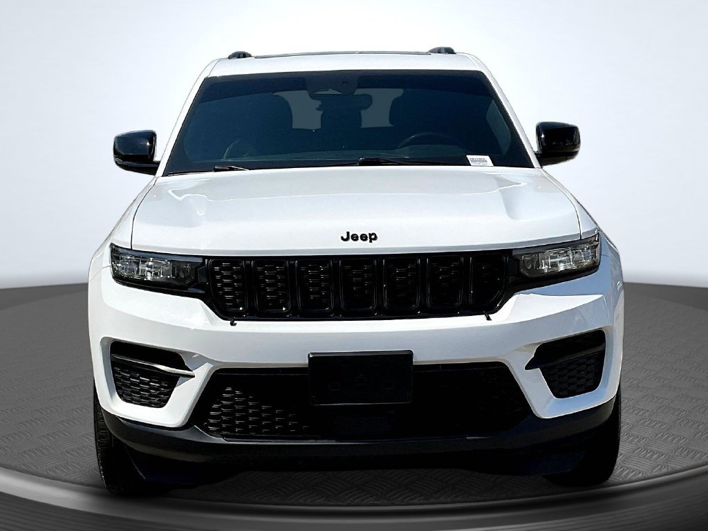 Used 2022 Jeep Grand Cherokee Altitude AWD/4WD image 2