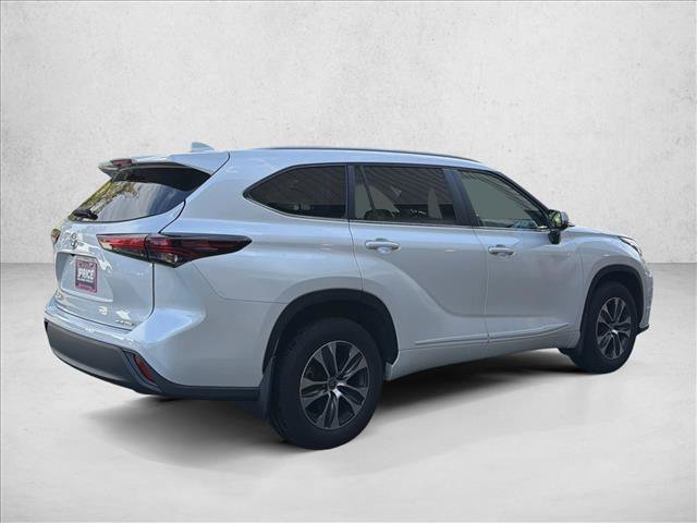 Used 2024 Toyota Highlander XLE AWD/4WD image 5