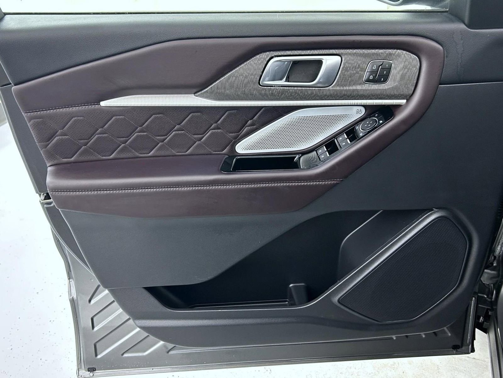 Used 2025 Ford Explorer Platinum w/ LUX Leather Package image 9