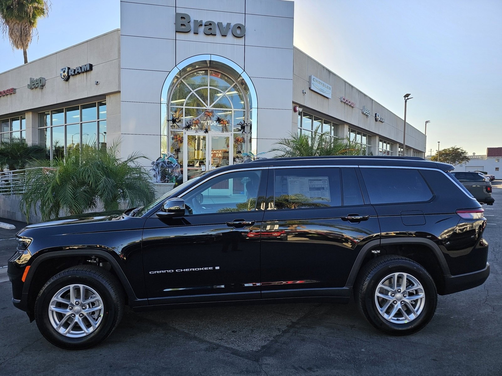 New 2025 Jeep Grand Cherokee L Laredo image 4