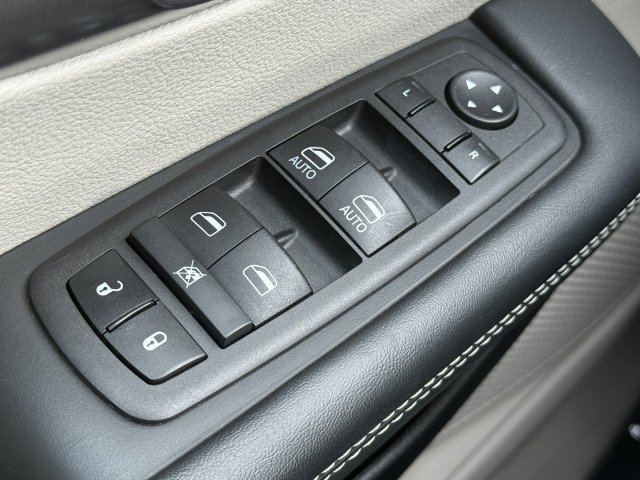 Certified 2024 Chrysler Pacifica Touring-L FWD image 24