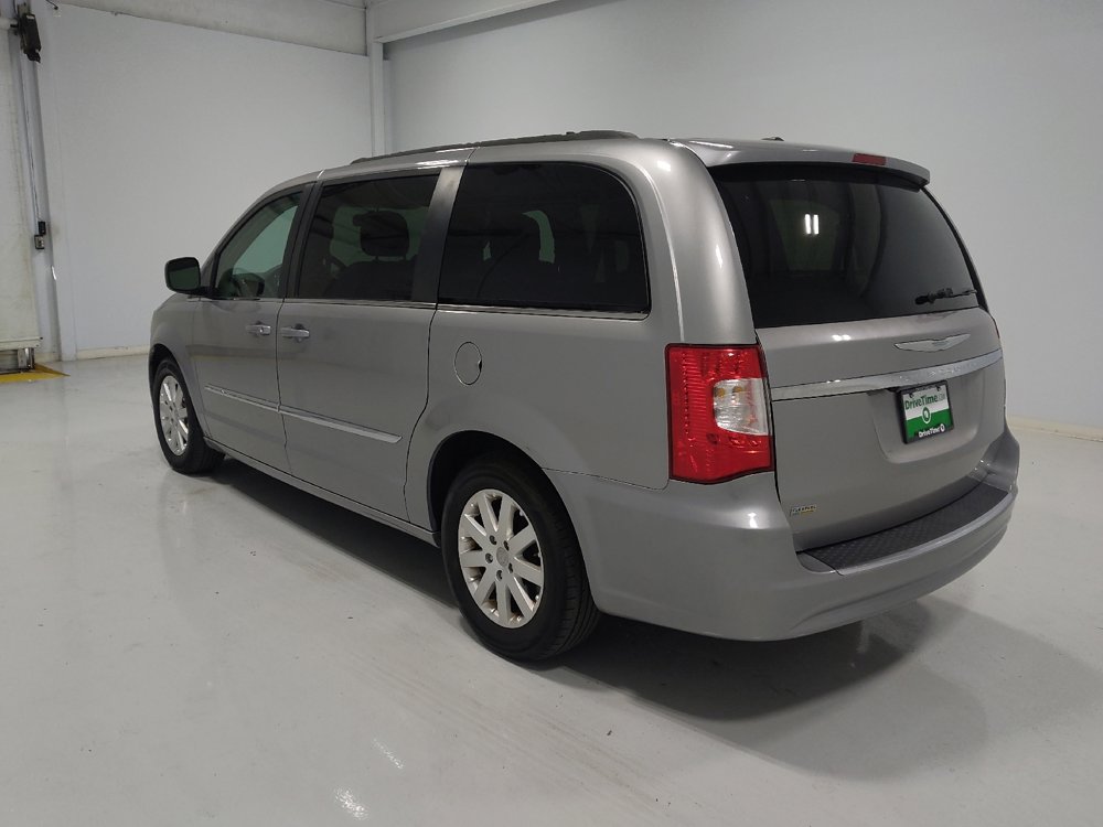 Used 2016 Chrysler Town & Country Touring image 5