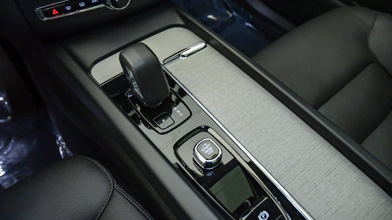 Certified 2025 Volvo XC60 B5 Plus AWD/4WD image 20