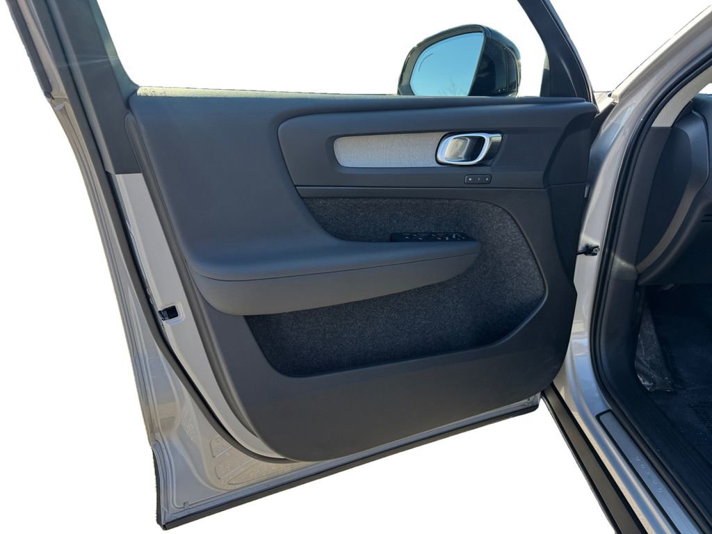 Certified 2025 Volvo XC40 B5 Plus image 10