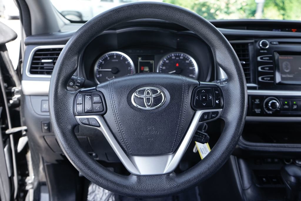Used 2017 Toyota Highlander LE FWD image 19