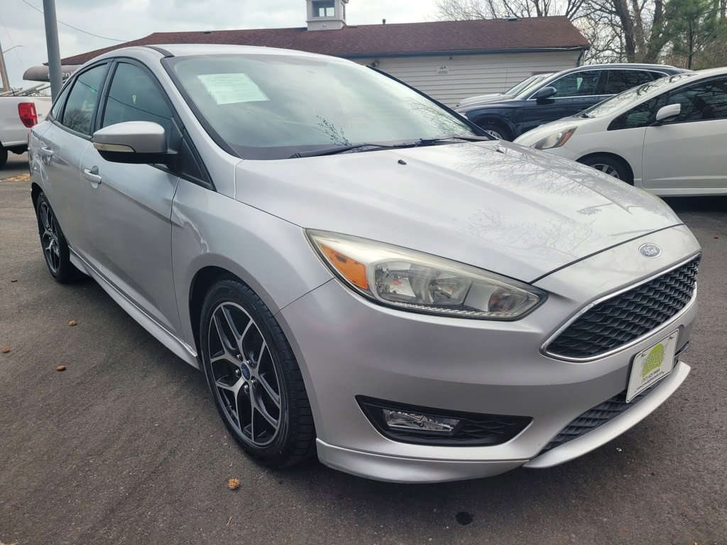 Used 2015 Ford Focus SE w/ SE Sport Package image 3