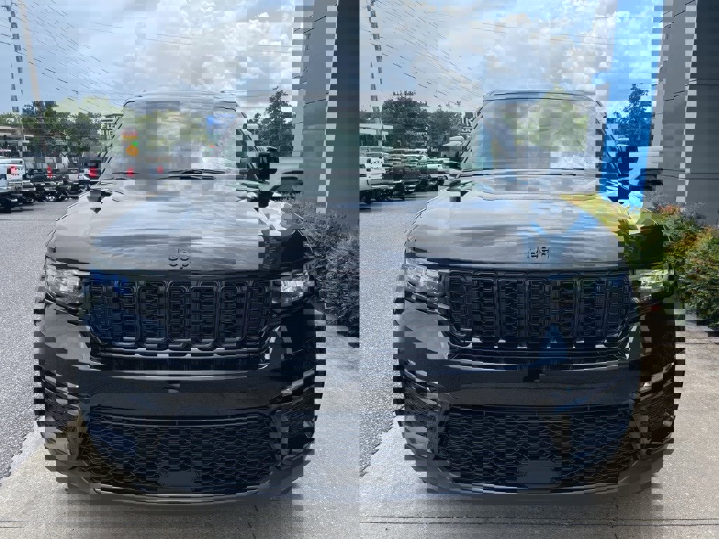 Used 2024 Jeep Grand Cherokee Limited w/ Black Appearance Package image 4