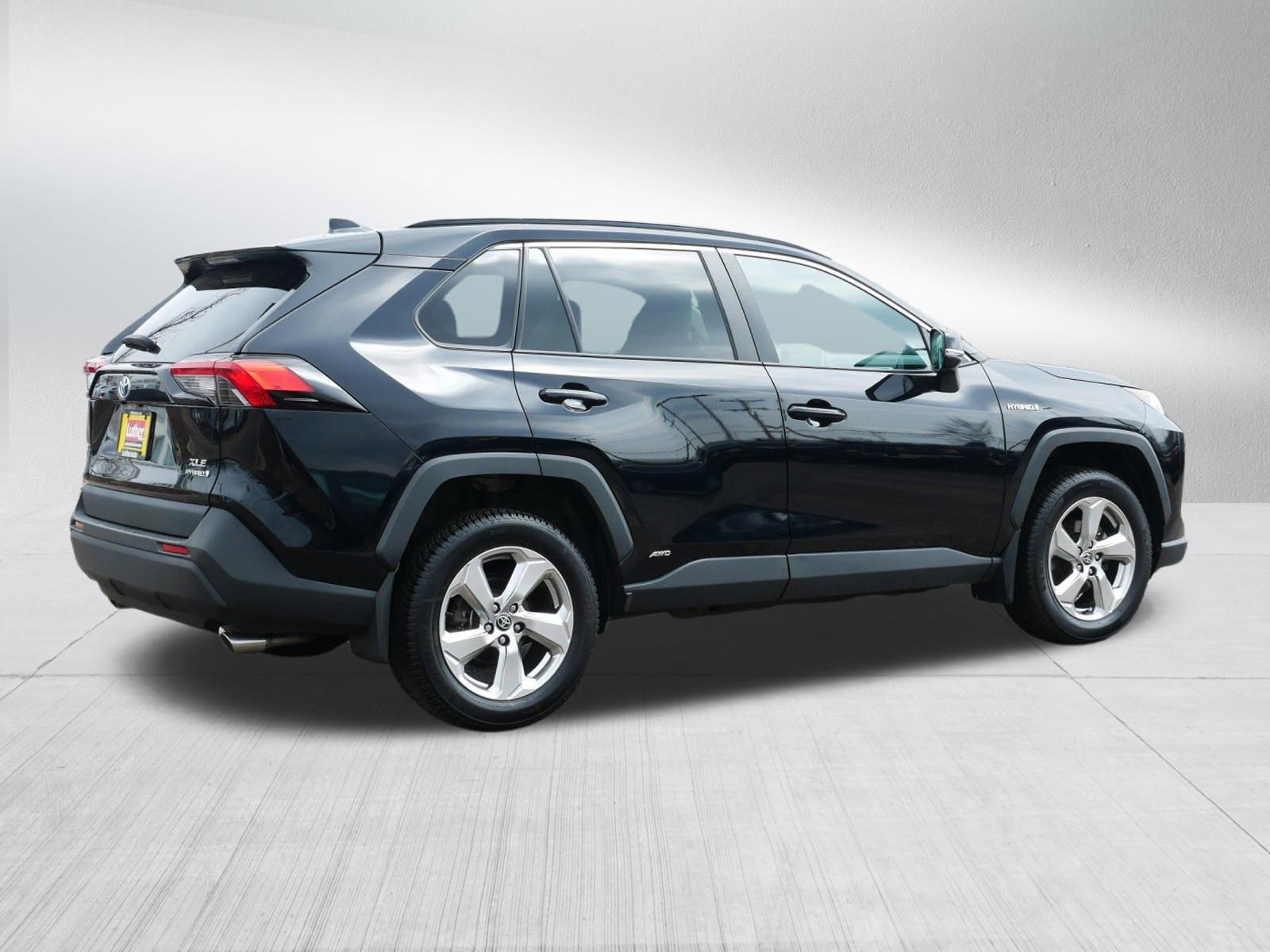 Used 2021 Toyota RAV4 XLE Premium AWD/4WD image 7