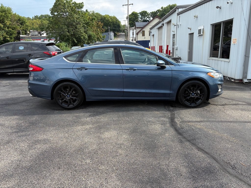 Used 2019 Ford Fusion SE w/ Equipment Group 151A FWD image 2
