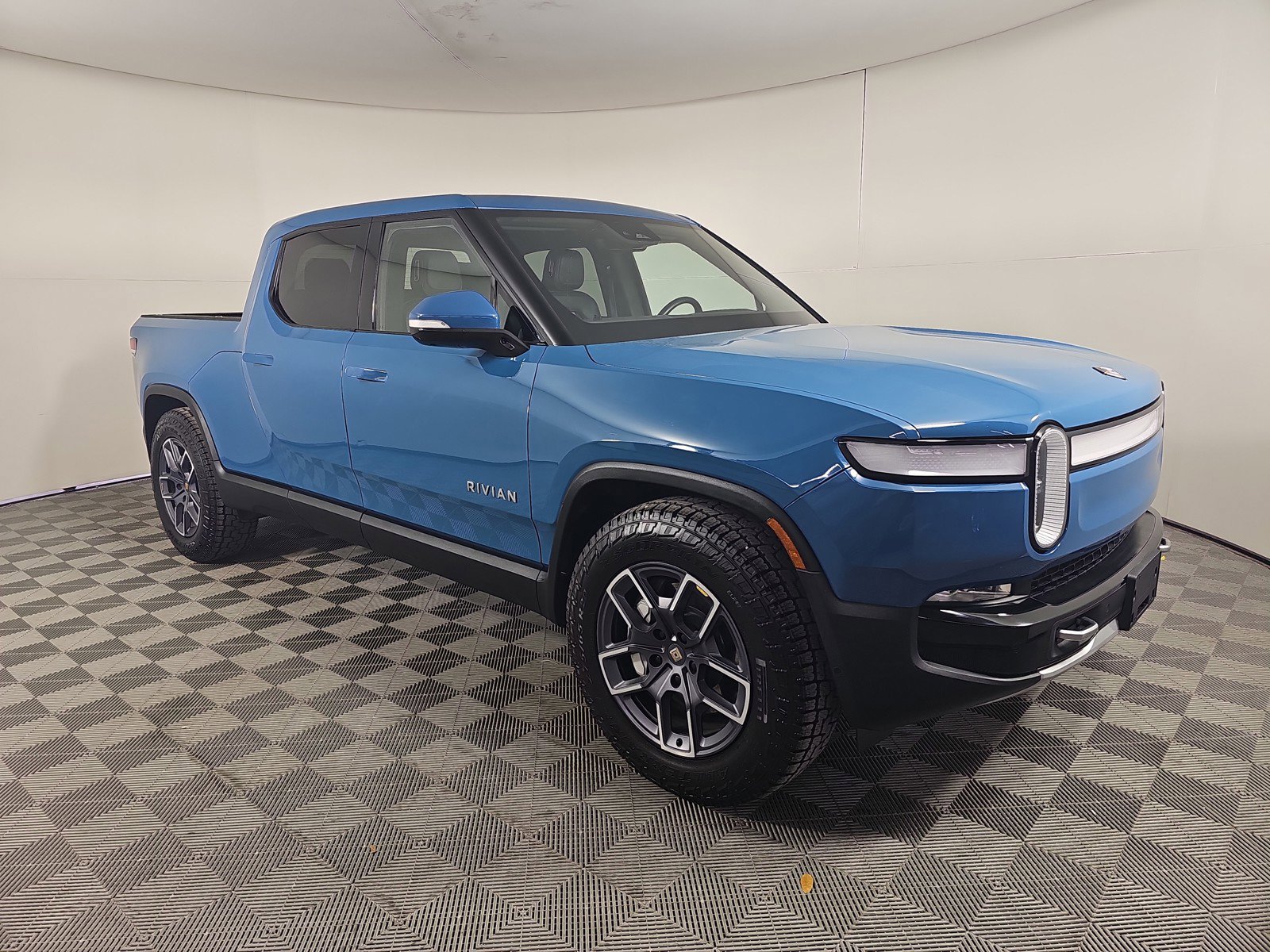 Used 2024 Rivian R1T Adventure AWD/4WD image 7