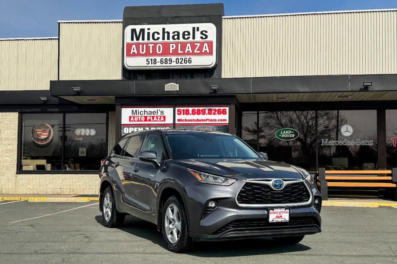 Used 2020 Toyota Highlander LE image 2